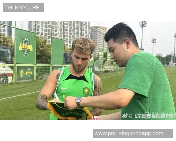 冬训季节北京国安新帅汉斯与罗德里戈携手出征球迷热情分享照片 冬训季节北京国安新帅汉斯与罗德里戈携手出征球迷热情分享照片