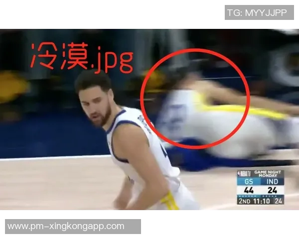 五大囧再添一笔大球后退鞋子掉落摔倒瞬间引发笑声